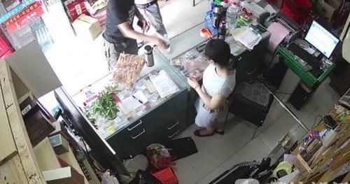 每次|两男子每次只买一瓶矿泉水 竟是为了干这个……