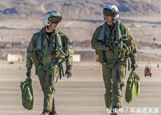 金币|美军飞行员的救生包，手枪匕首药品能理解，金币金表有什么用途？