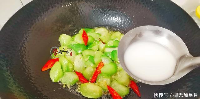 选择|清炒丝瓜发黑出水有异味看大厨咋操作,油亮清爽翠绿不黑有诀窍