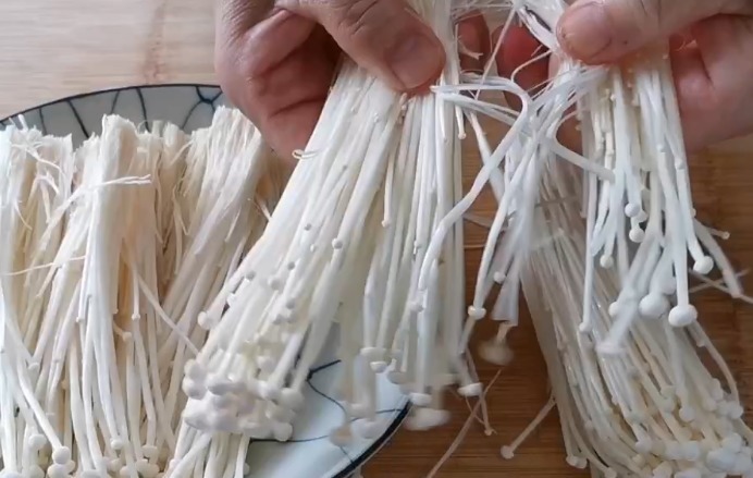 鲜香|金针菇营养非常丰富,只需要搭配一个西红柿,鲜香美味,超级下饭