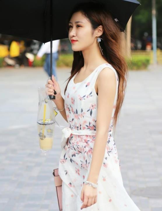 皮肤|街拍:皮肤白皙的小姐姐,身穿束腰碎花连衣裙,甜美可爱