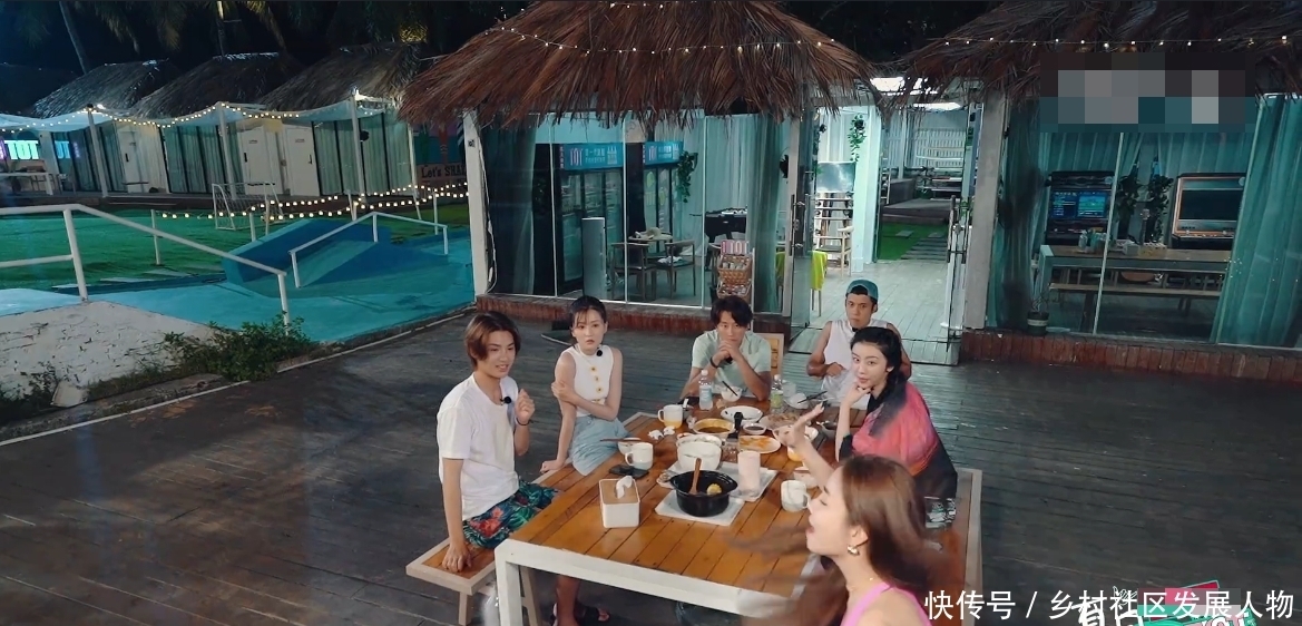 节目中|《夏日冲浪店》更新,安琦黄明昊互相BATTLE,赵小棠说话太大胆了