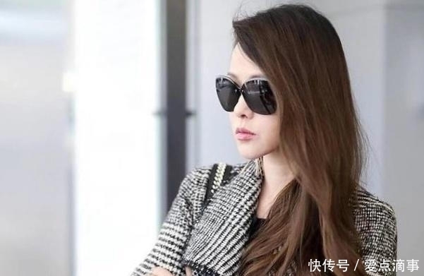 起到很好|伊能静终于低调走机场,穿条纹大衣配破洞紧身裤,50岁状态超棒