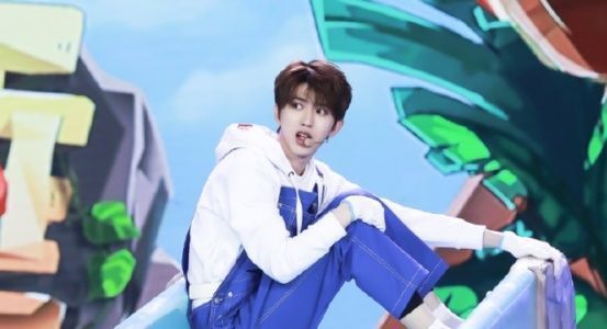 判若两人|蔡徐坤上《快本》,尖叫女粉丝意外走红,自拍照判若两人