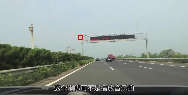  装置|电子眼旁边这个装置，原来还有这种功能！网友：不敢违章了！