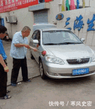 漫画|搞笑漫画:小伙子忽然认为抄近路可行