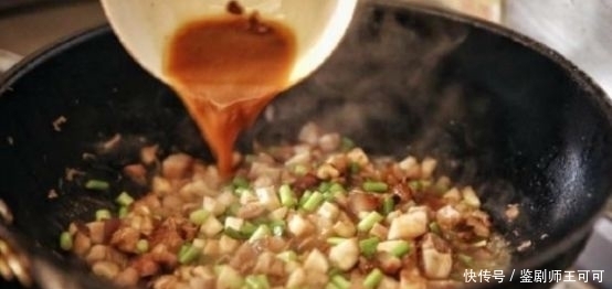  扔掉|不要扔掉剩下的面包屑，把它们和面粉混合，揉成豆子