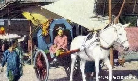 漂亮|真实老照片:晚清逛街的满族女子,第4张素颜照就挺漂亮的