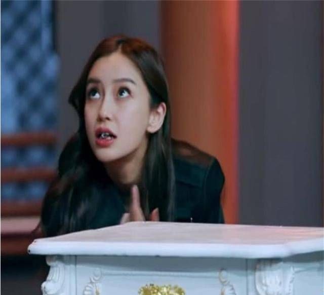 别人|baby杨颖“吃桌子”,别人假装咬,她却留下牙齿印,难怪你最红