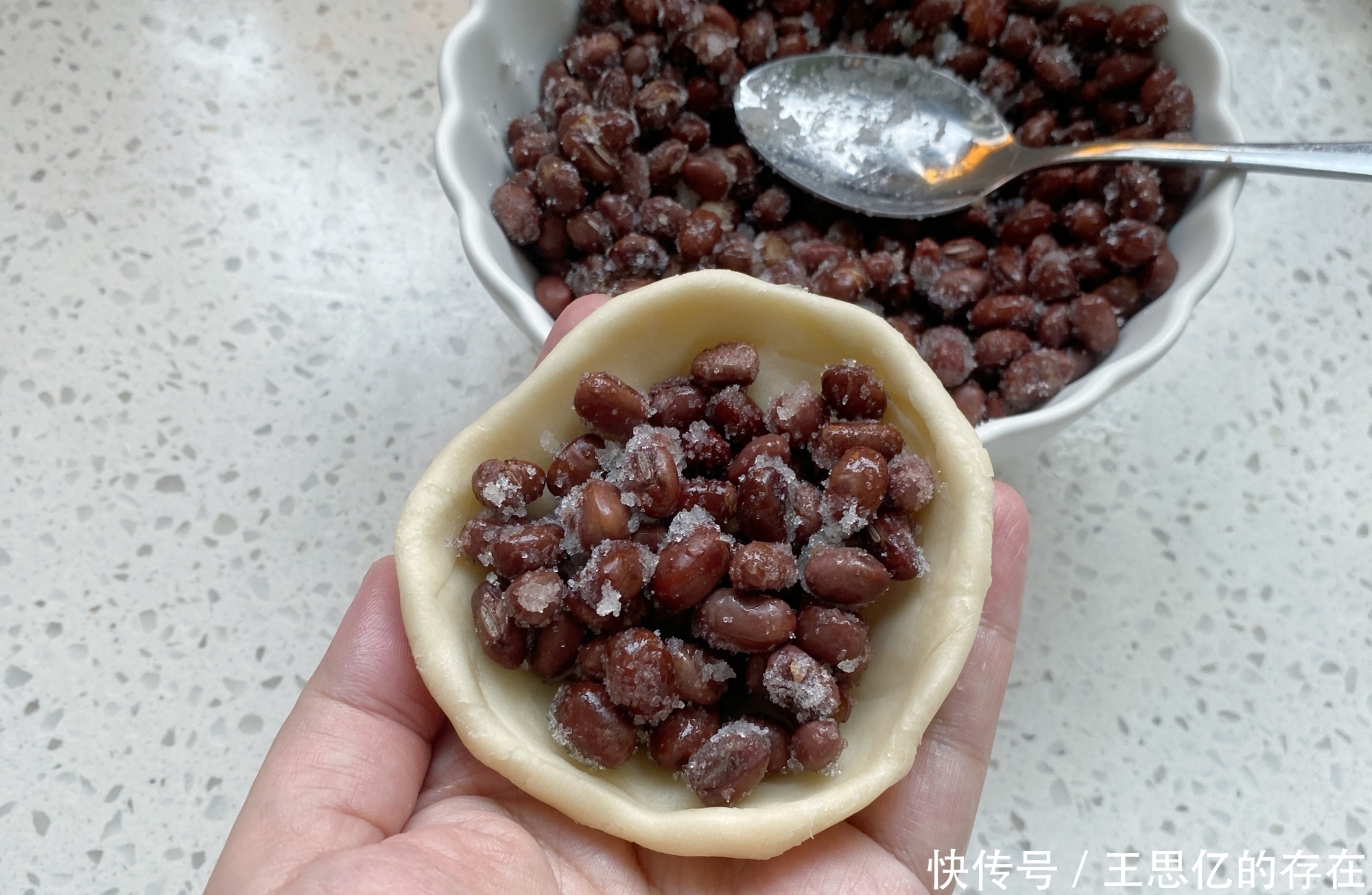 制作|想吃红豆饼别再买了,在家用面粉就能做,咬一口层次分明香酥美味