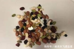  红糖|烘焙食谱，红糖坚果饼干的做法，搭配坚果超好吃，有嚼劲一口一个