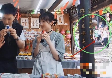 录制|为录制《中餐厅》,工作人员赶走周围游客,不料被镜头无意拍到