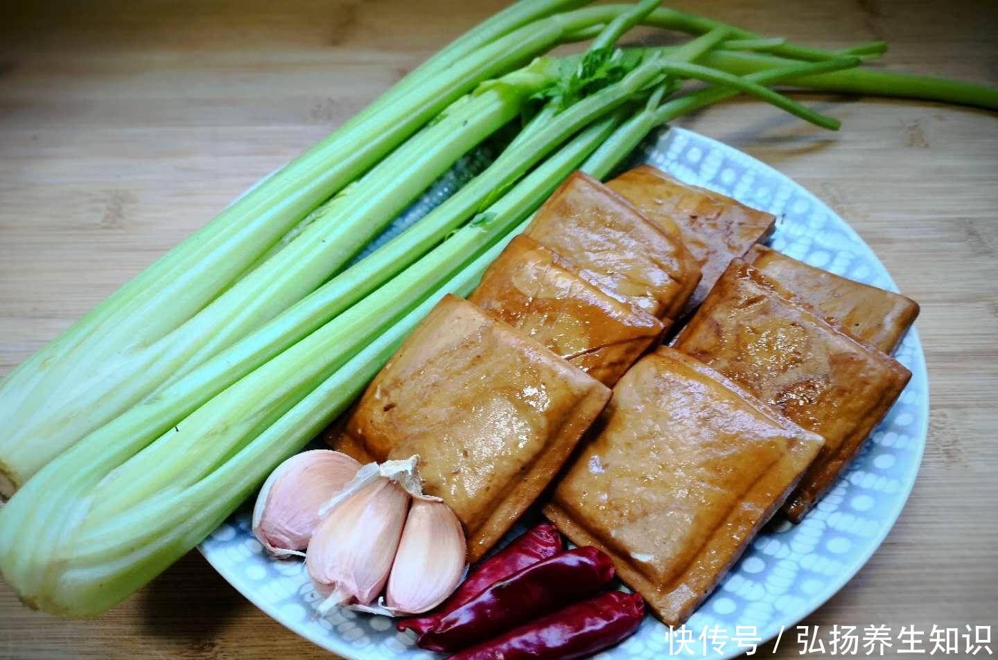 好吃|这俩食材是绝配,一香一鲜,简单一炒,比肉还好吃,多吃不长肉!