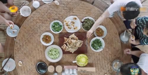 桌上|《向往4》周深夸黄磊葱油饼好吃,看清桌上剩菜后,网友懒得装