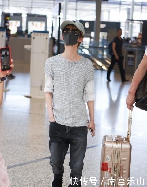 郭敬明|郭敬明用针织衫叠穿白卫衣,网友:他到底多高?