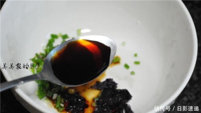 秋天|馄饨汤这么调，简单好味道，几种调料，开水一冲，比骨头汤还鲜！