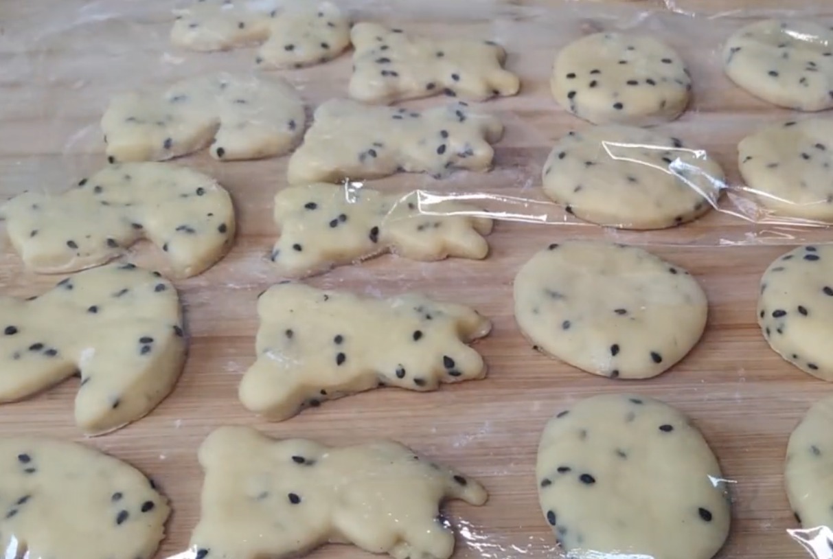  香甜|1分钟学会用面粉做道“鸡蛋空心饼”，香甜美味，蓬松暄软