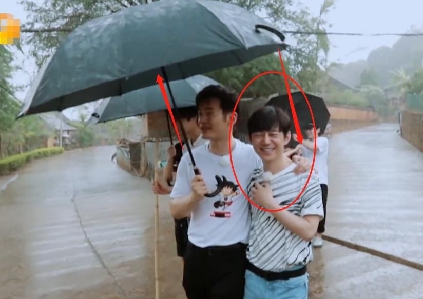 实则|黄晓明撑伞有技巧!看似不给何炅撑伞,实则暖心的让人想落泪