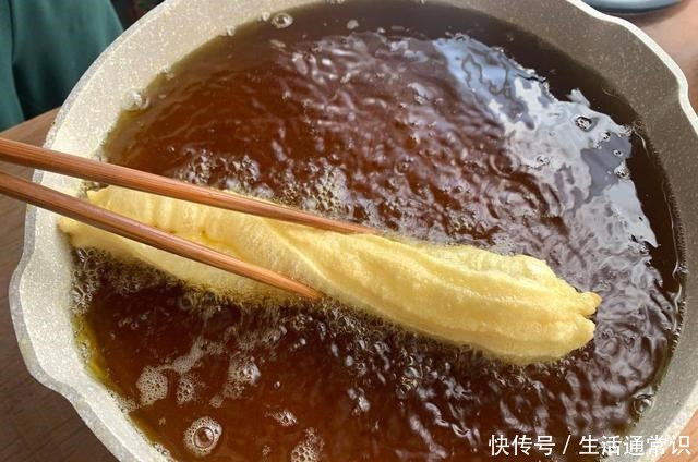 炸油条|油条又干又硬不起泡炸油条师傅分享的配方和要点，各个酥脆鼓泡