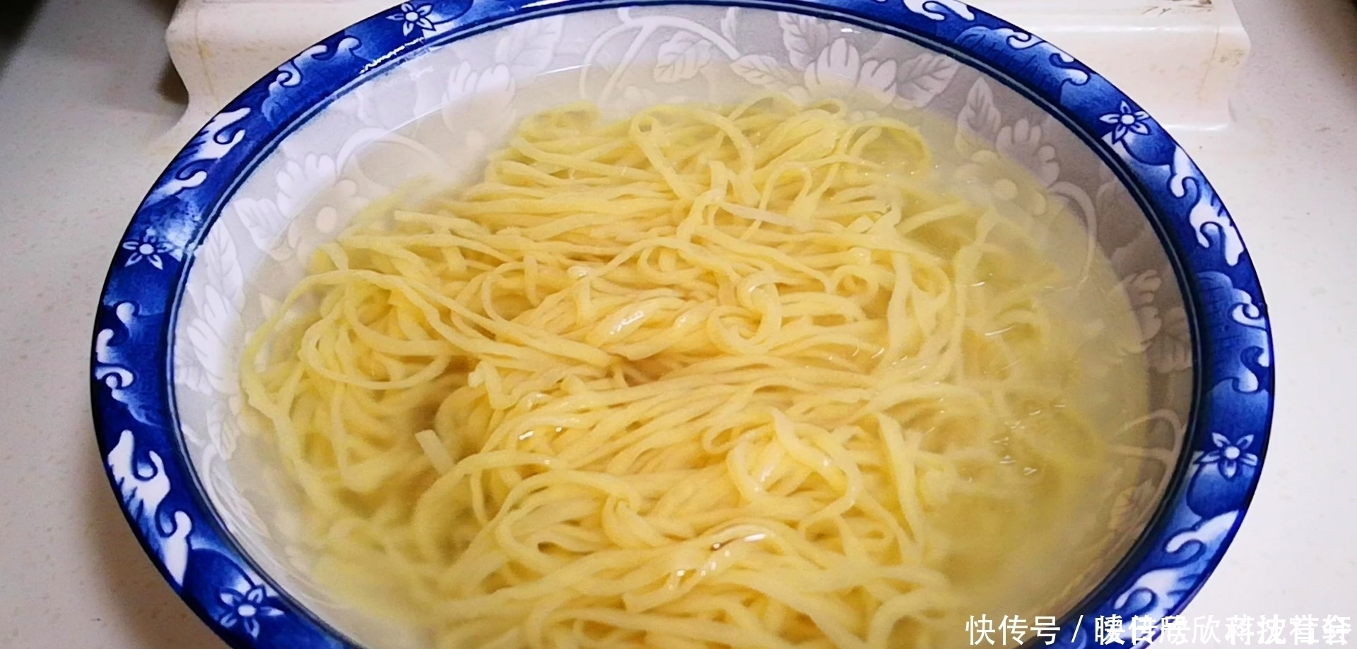 过瘾|夏天吃面条,最喜欢这种做法,吃了30年都没够,比吃凉皮还过瘾