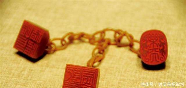  溥仪|溥仪被赶出皇宫时,只拿了一样“东西”,上交给国家成镇馆之宝！