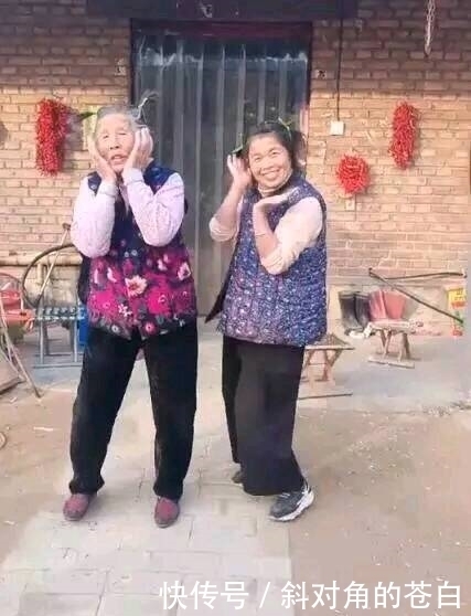 搞笑段子|搞笑图片幽默段子笑话:你们几个关系还真好,一起在看什么呢?