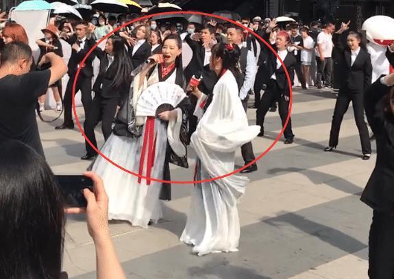 大街|袁咏琳大街献唱《无价之姐》,看到她旁边的姐姐,羡慕现场观众了