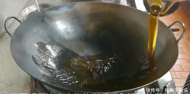 烧鸡|淮扬菜大厨改良员工餐将香菇烧鸡这么做,鲜香微辣,开胃下饭