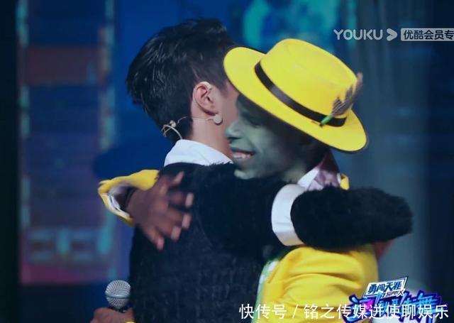 王一博|王一博《街舞》被坐“大腿”,布布坐腿上跳舞,一博害羞成了亮点