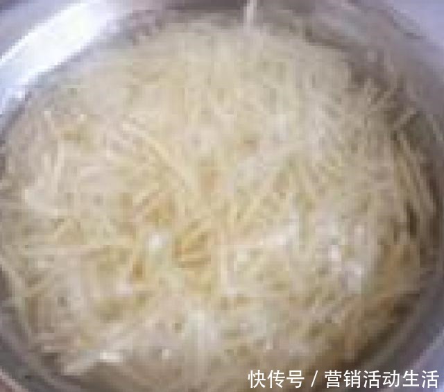 土豆丝|土豆丝卷饼，柔软劲道，凉了也不硬，早餐别出去买了