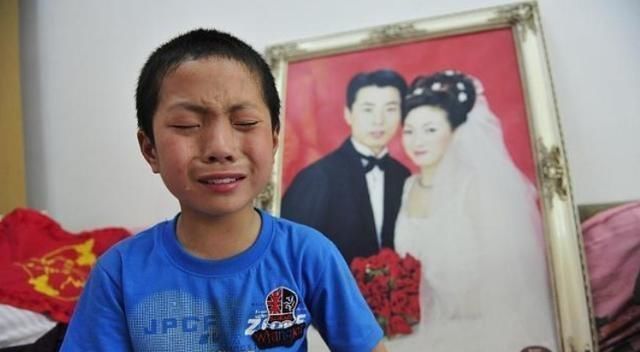 独自|13岁男孩成5个孩子的爸爸，独自养活一家6口，男孩没办法