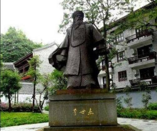 乾隆皇帝|47岁的乾隆皇帝突然摔倒,却没一个人敢扶,八品小官扶后结局怎样