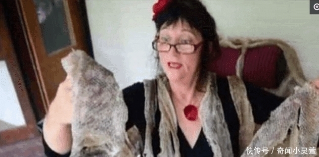 大妈|大妈在家找到旧围巾, 戴上眼镜看清后, 她果断选择报警