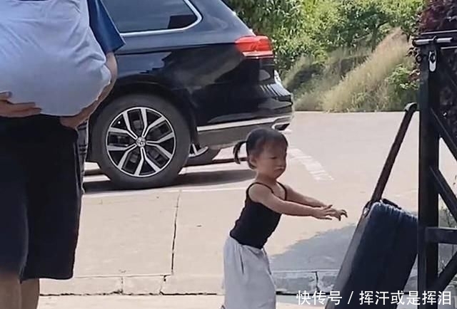 卿卿我我|妈妈带女儿迎接爸爸回家,夫妻相见,卿卿我我,女儿打翻了醋坛子