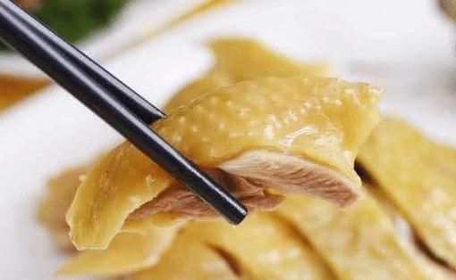 大厨|怎么做正宗白切鸡只会水煮就错了,大厨这么做,鸡肉皮脆肉滑