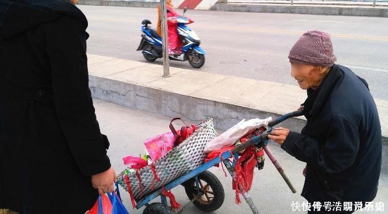 发生|90岁老人银行取10万元, 5儿子一毛不粘, 发生的事瞪眼!