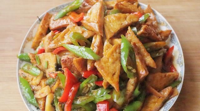  豆腐|夏天就馋豆腐这个吃法,切一切煮5分钟,出锅连渣都不剩,太好吃