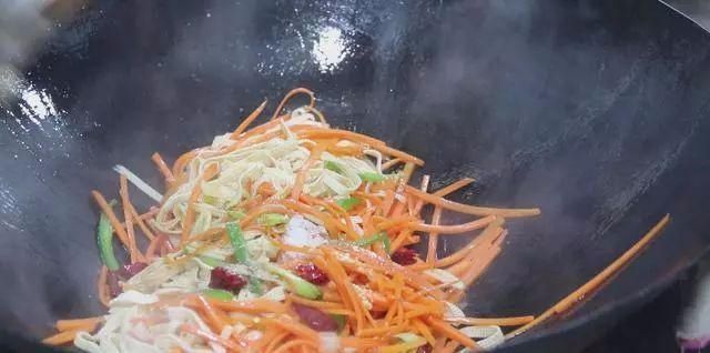 大厨|大厨分享一道“胡萝卜炒千张”,清淡爽口又营养,全家老少都爱吃