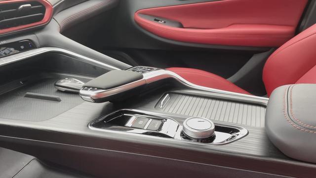 长安|别被外观蒙蔽了双眼,有几个问题让我很纠结丨深度试驾长安UNI-T