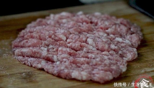 香浓|调肉馅，先放油还是先放盐？大厨教你正确做法，香浓可口又多汁儿