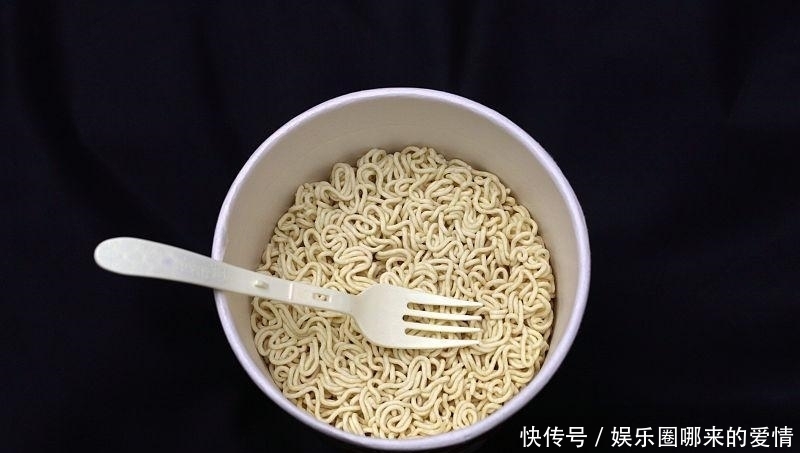 腹泻|男子吃过期方便面致腹泻 索赔“450万”反被判蹲8年 罚款2万