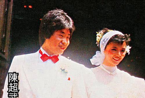 恋爱|清新脱俗的小龙女,和周润发恋爱了5年,59岁的她认真的做公益