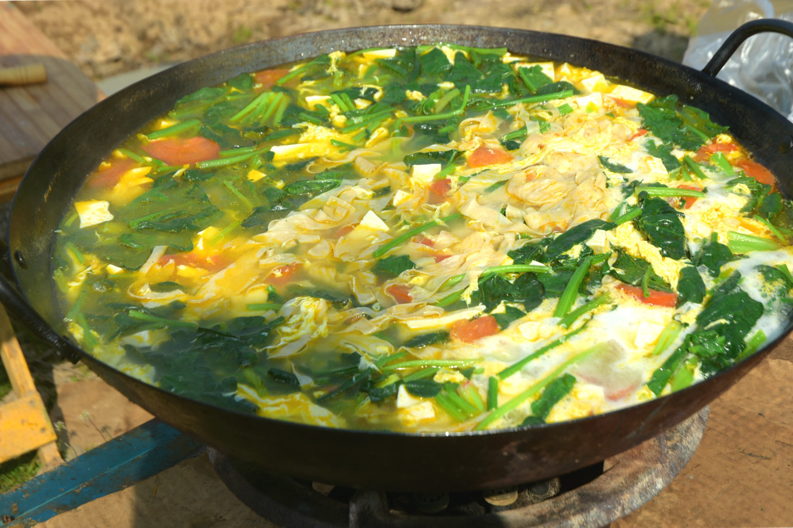 大锅饭|农村难得一见的大锅饭,一手捏3个馒头蹲地吃,场面壮观