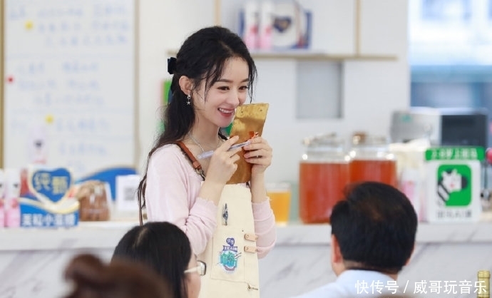  甜美|赵丽颖录制《中餐厅》，穿粉色针织衫少女感十足，甜美又减龄