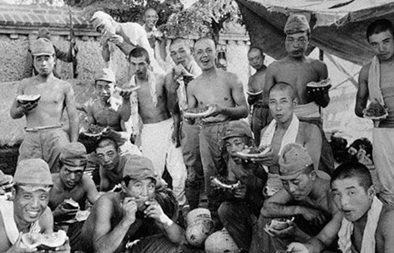 抓进|日本鬼子旧照图2鬼子被纳粹包围,图4女孩被抓进炮楼让人心痛