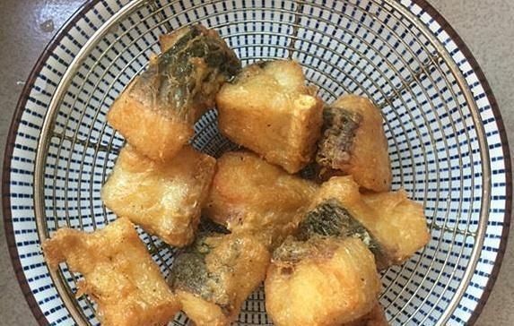 鱼块就|炸鱼块时,不要用淀粉或面粉了,换成“它”,鱼块外酥里嫩更美味