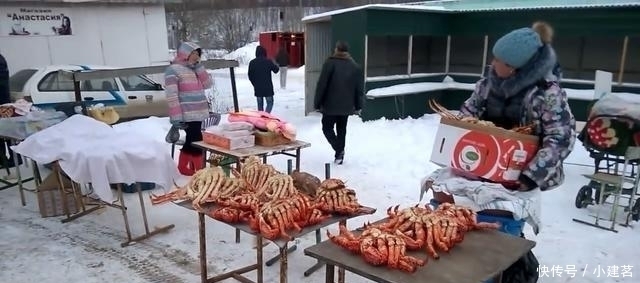 俄罗斯|冬天里的俄罗斯菜场,摊子摆满冻硬的帝王蟹,个个都在9斤以上