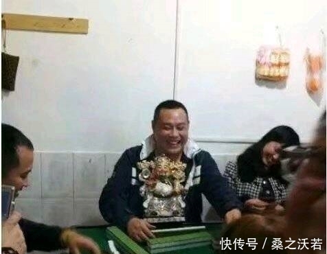 喜欢|搞笑图片幽默段子笑话:哈哈哈,小妹妹看来你很喜欢这鞋子啊