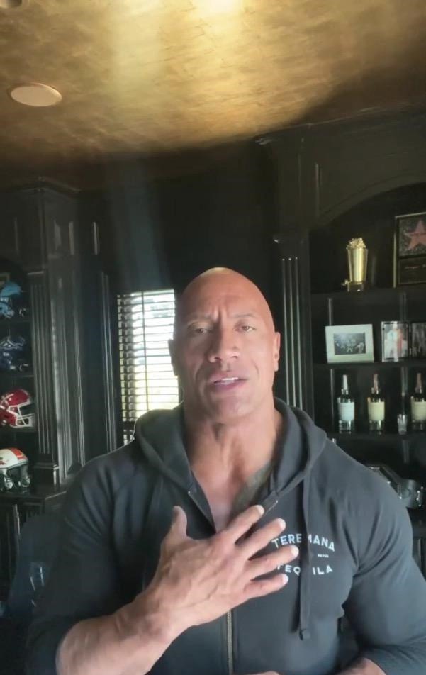 徒手|停电和老婆孩子困在家,巨石强森展现真正的技术徒手扯下大铁门