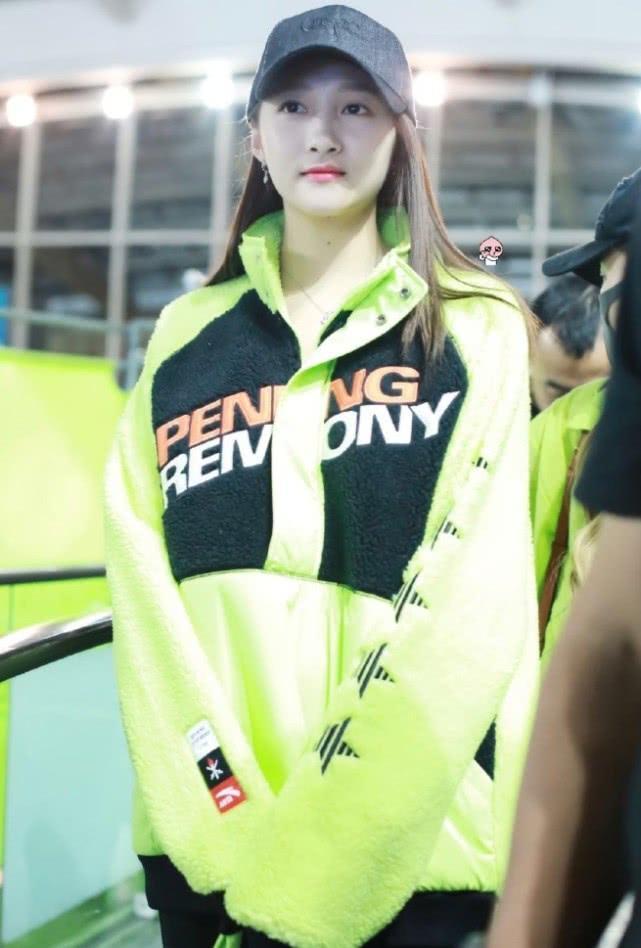 显她身材|今天才知关晓彤腿这么逆天,敢只穿无痕健美裤走机场,外裤也不搭